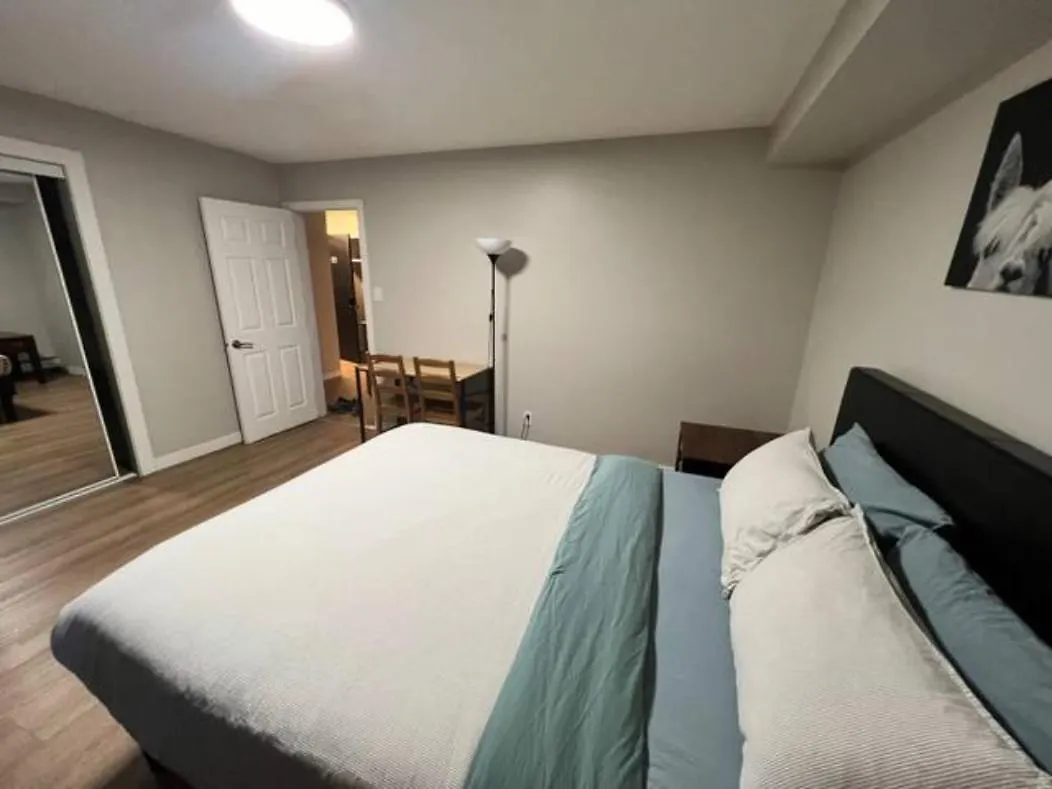 Cozy 1 Bedroom Rental With Den Free Parking Close To University Edmonton Lägenhet