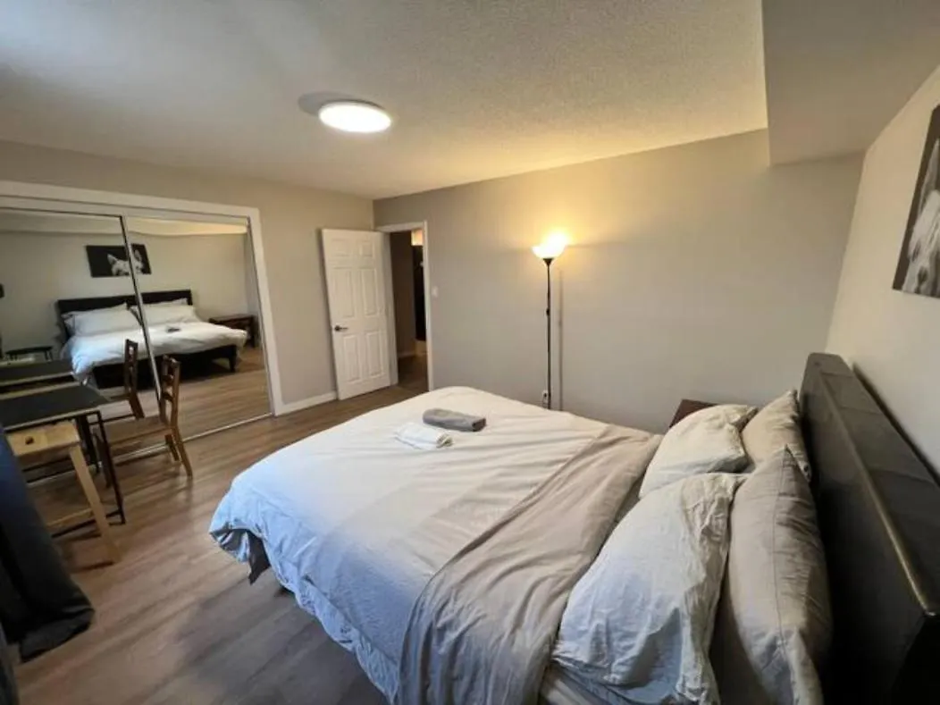Cozy 1 Bedroom Rental With Den Free Parking Close To University Edmonton 0*,  Kanada