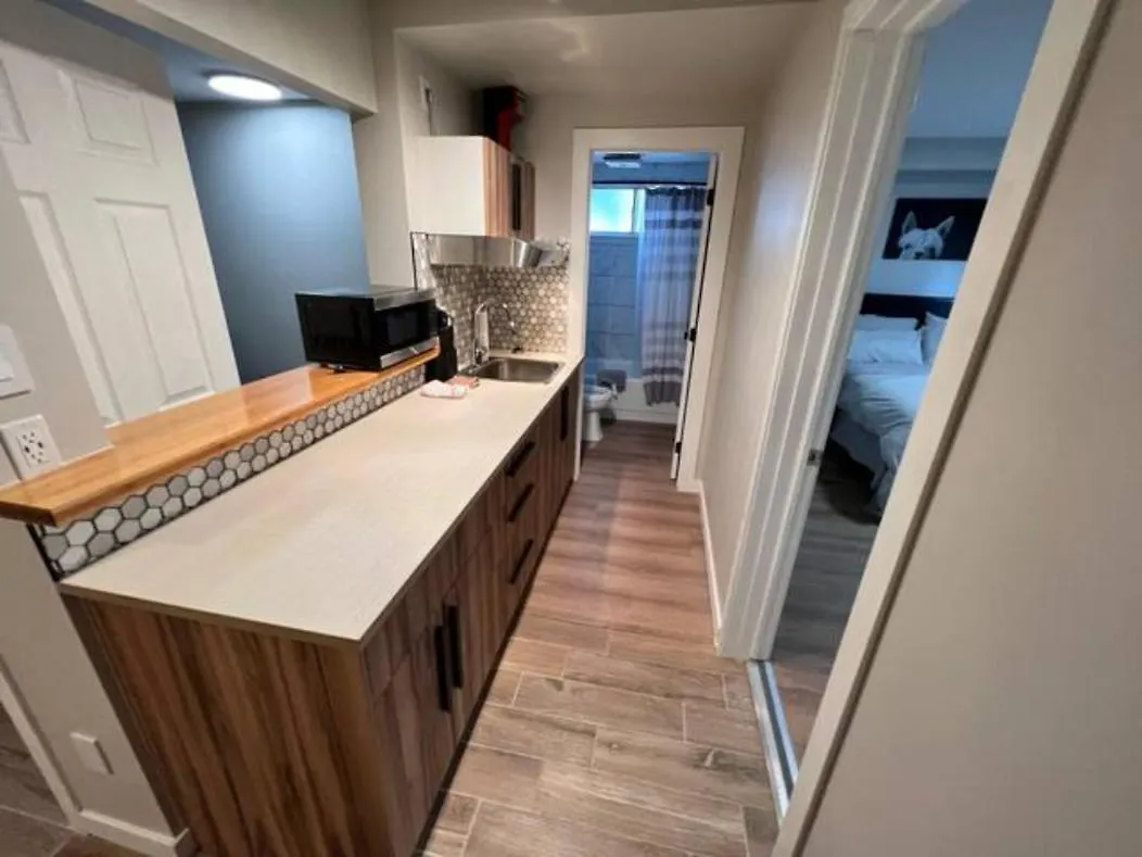 Cozy 1 Bedroom Rental With Den Free Parking Close To University Edmonton Kanada