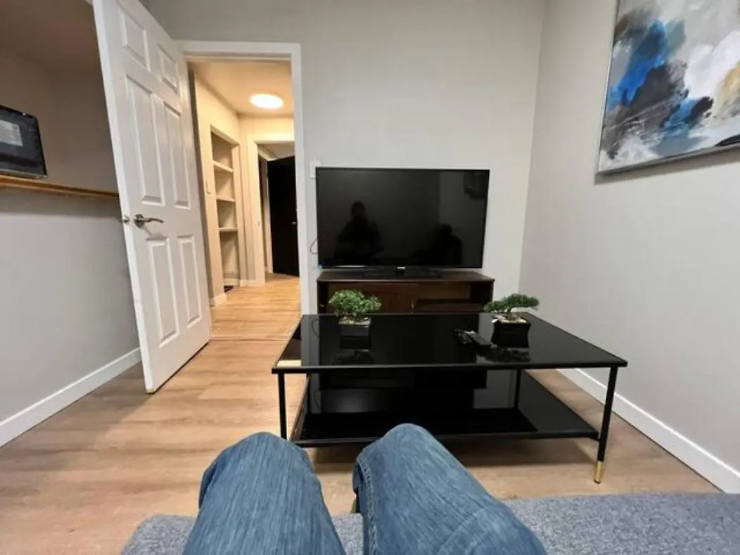 Cozy 1 Bedroom Rental With Den Free Parking Close To University Edmonton