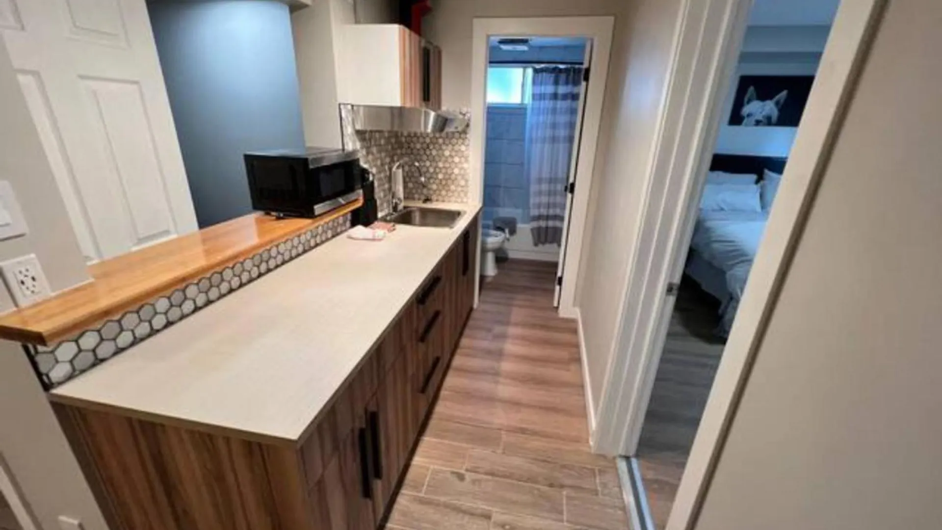 Cozy 1 Bedroom Rental With Den Free Parking Close To University Edmonton Kanada
